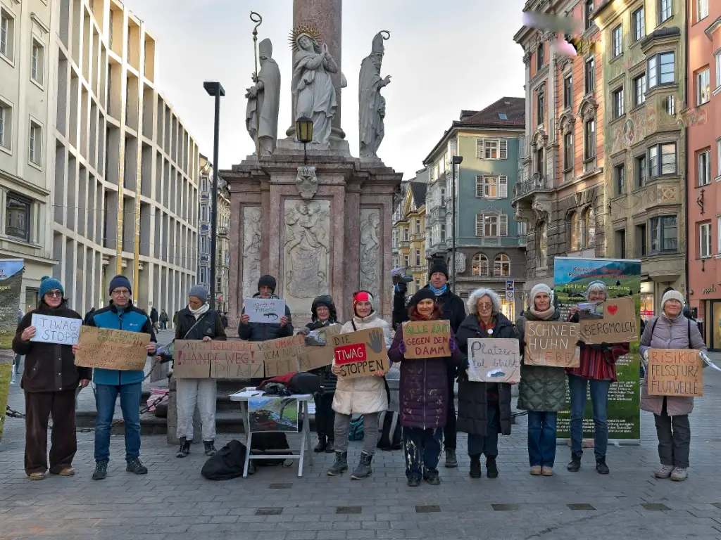 alt="Mahnwache in der Innsbrucker Innenstadt"